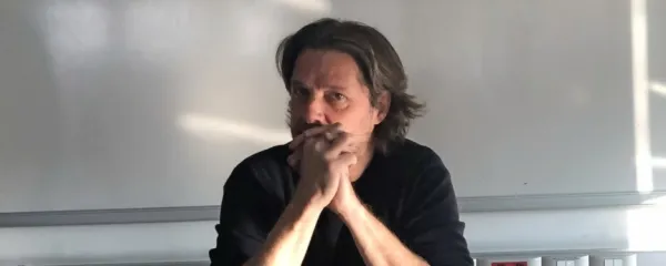 Andrea Olivieri se je v svojem knjižnem prvencu lotil raziskovanja 
družinske preteklosti, italijanskim bralcem pa je osvetlil lik in delo 
Louisa Adamiča.