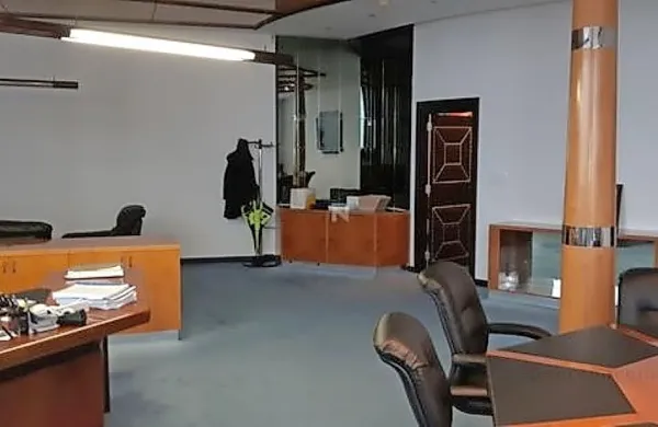 To je pogled v pisarno, ki jo je še pred kakšnim mesecem zasedal 
zdaj že nekdanji direktor stanovanjskega sklada Goran Malenić. 