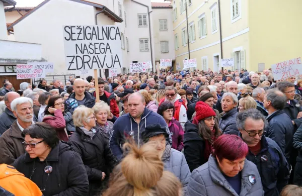 Pred začetkom izredne seje občinskega sveta se je na trgu pred 
občinsko zgradbo zbralo več sto domačinov in podpornikov. 
Opozorili so, da ne želijo ponovnega onesnaževanja v tem 
okolju.