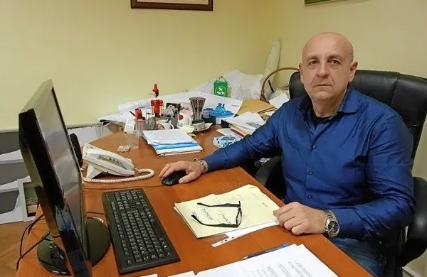Župan občine Tar Vabriga v hrvaški Istri Nivio Stojnić se je v 
sporočilu za javnost opravičil novinarki Glas Istre Chiari Bilić in 
vsem ženskam zaradi prostaškega odziva na vprašanje novinarke 
puljskega časnika. 