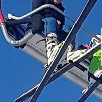 Smučarka, ki je v torek pomagala zadrževati otroka pred padcem 
v globino, je turška državljanka.