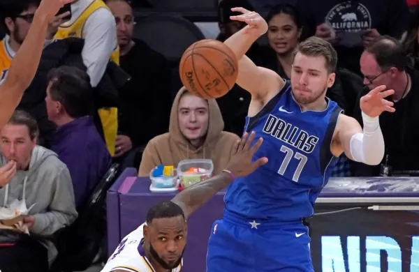 Luka Dončić (desno) in LeBron James (v belem dresu) bosta v 
Chicagu združila moči.