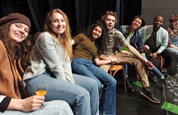  Rebeka, Tina, Mariana, Quentin, Inga, Tendayi in Jule (z leve) ustvarjajo mednarodno mladinsko koprodukcijsko predstavo.