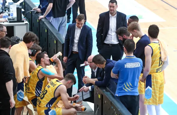 Košarkarji Kopra Primorske so v prvem polfinalu zaključnega 
turnirja pokala Spar v Ljubljani premagali Helios Suns z 80:72