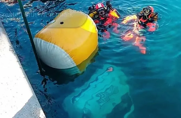 Potapljaška enota gasilcev je včeraj okoli 11.45 intervenirala na 
tržaškem mestnem nabrežju, ker je s pomola pri nekdanji ribarnici 
zdrsnil v vodo avtomobil.