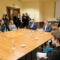 Naj gredo v tujino po izku&scaron;nje, a naj jih nato prinesejo domov