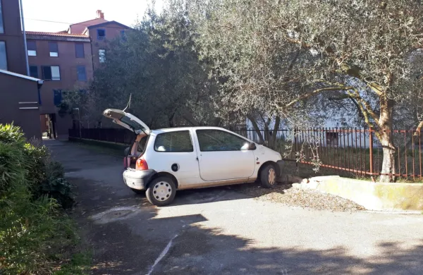   Voznik belega twinga je  v Ulici Alojza Valenčiča v Livadah  trčil v 
manjši zidek in ograjo. 