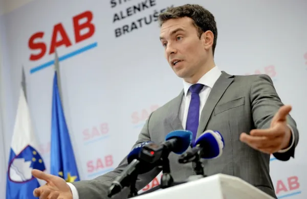 Generalni sekretar SAB Jernej Pavlič je v današnji izjavi komentiral 
namige o sodelovanju stranke SAB v morebitni desni vladi.