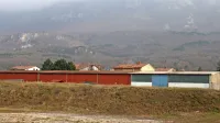 Drsali&scaron;če zasebnega podjetja: javni interes ali klientelizem?