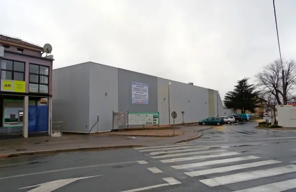 Lastnik nekdanje blagovne hiše na Kozini je odprl  v Kranju   novo 
zamrzovalnico in hladilnico, zato za del prostorov na Kozini išče 
najemnika.

 
