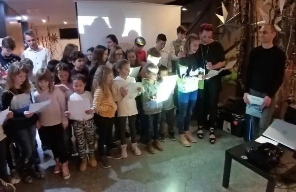 Tekači čakajo na &scaron;portno dvorano