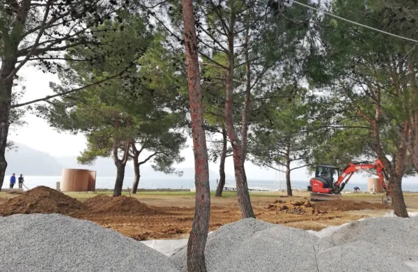 V naravnem kopališču v Strunjanu bodo pod borovci uredili nove 
travne površine, med njimi bo gramoz. 