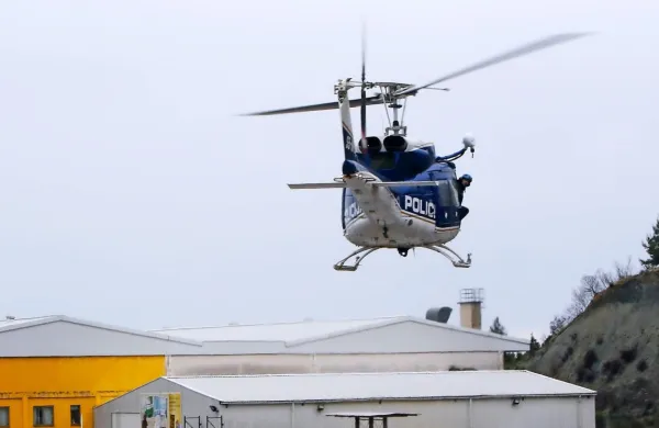 Izolo in okolico je danes zgodaj popoldne preletaval   helikopter, 
domačini pa so se začudeno spraševali, kaj se je zgodilo, ko so na 
cestah, med vinogradi in drugje srečevali več policijskih patrulj, 
tudi vodnike s službenimi psi. 
