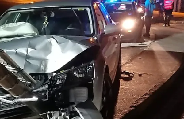 S &scaron;kodo trčil v obcestni znak