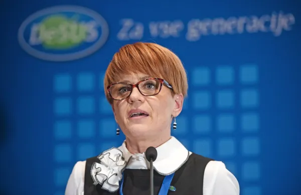 Predsednica Desus Aleksandra Pivec pričakuje, da se bo v 
pogajanjih ta teden še kaj zgodilo in bodo prejeli odgovor SDS 
glede prioritet. 