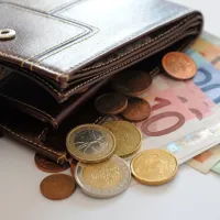 Upokojencem konec meseca 3,2 odstotka vi&scaron;je pokojnine