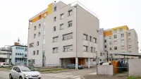Za jutri dopoldne so razpisane tri javne dražbe za prodajo 
premoženja družbe Morca - v stečaju  v objektu na Bidovčevi.