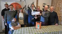  Mavhinjski osmičarji in jusarji so v sodelovanju z Zadružno kraško 
banko poskrbeli, da je vas od zdaj naprej bogatejša za defibrilator.