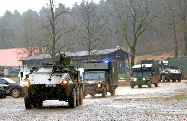 Med ponedeljkom, 24. februarja, in petkom, 6. marca, bo na 
Osrednjem vadišču Slovenske vojske in strelišču Bač potekalo 
mednarodno vojaško usposabljanje, zato bo v tem času tam 
mogoče opaziti manjše kolone vojaških vozil.