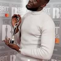 

Stormzy je že drugo leto zapored prejel brita za najboljšega 
britanskega glasbenika.