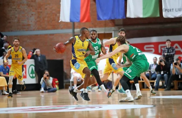 Košarkarski klub Cedevita Olimpija je seznam igralcev okrepil z 
mladim, nadarjenim hrvaškim centrom Matejem Bošnjakom.