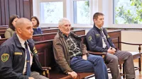 

Draganu Kukanji (v sredini) novogoriško tožilstvo poleg umora 
mame očita še hudo telesno poškodbo, zanemarjanje mladoletne 
osebe ter nasilje v družini.