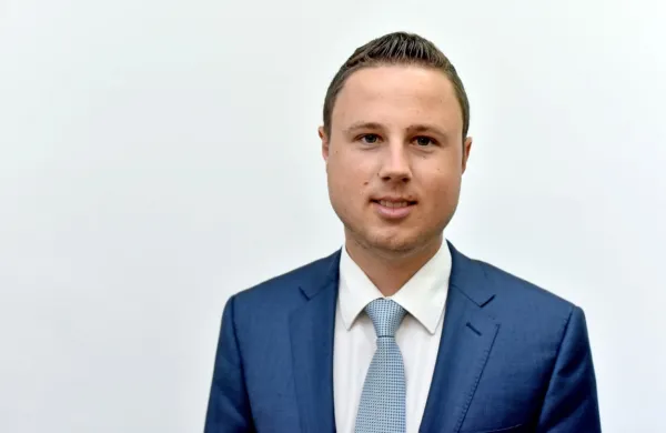 Poslanec SDS in podpredsednik Knovsa Žan Mahnič je danes 
ocenil, da je generalna direktorica policije Tatjana Bobnar z 
uvedbo predkazenskega postopka priznala, da obstaja utemeljen 
sum vohunjenja za politiki.