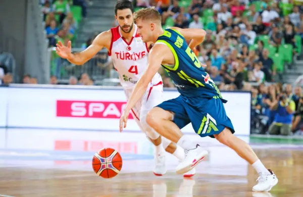 Organizacija igre je popolnoma v primorskih rokah, tudi Luke 
Rupnika, ki blesti v belgijski ligi.