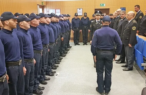 Pred generalno direktorico Tatjano Bobnar je včeraj prisegla šesta generacija pomožnih policistov. 