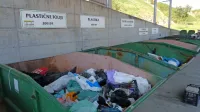   Komunalna podjetja morajo plačevati višje cene, da prevzemne 
družbe odpeljejo odpadke, kar viša tudi zneske na položnicah. 
