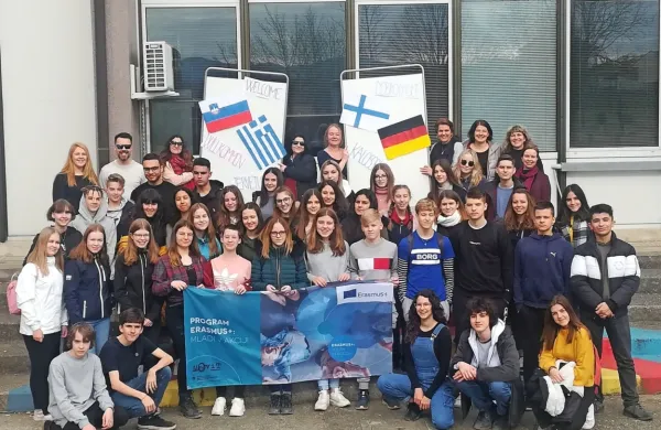Mladi iz štirih držav se te dni v Novi Gorici posvečajo vodi, brez 
katere ni življenja.