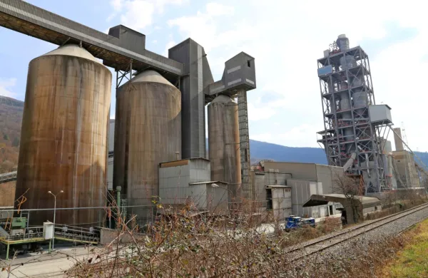 Člani odborov DZ za zdravstvo ter za infrastrukturo, okolje in 
prostor so včeraj razpravljali o problematiki srednje Soške doline, 
ki še vedno čuti posledice proizvodnje azbesta v tamkajšnji 
cementarni, zdaj pa se boji dodatnega onesnaženja okolja.