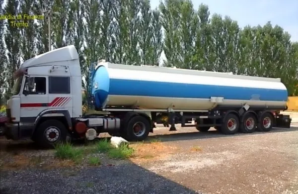 Združbi so zasegli tudi  tri cisterne in osem tovornih vozil, s 
katerimi so tihotapili tovor. 