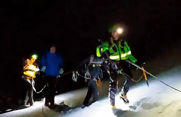 Gorski reševalci so včeraj na Žlebeh več ur reševali dva slovenska 
smučarja iz Kranja.