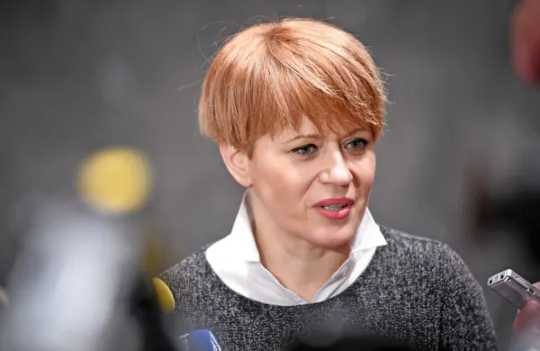 Na Policijski upravi Maribor so pojasnili, da po doslej zbranih 
informacijah dejanje ni povezano s kmetijsko ministrico in predsednico Desus Aleksandro Pivec, ki živi v bližini.