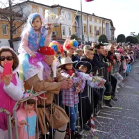 V &Scaron;empetru izstopa obleka