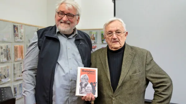 Toneta Hočevarja (desno) je v Piranu o njegovih “skušnjavah” 
zaslišal novinarski kolega Branko Maksimovič.