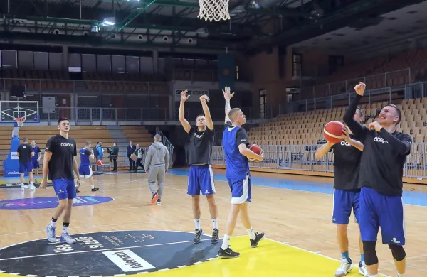 Po porazu na Madžarskem slovenski ko&scaron;arkarji v Bonifiki gostijo Avstrijo