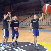 Po porazu na Madžarskem slovenski ko&scaron;arkarji v Bonifiki gostijo Avstrijo