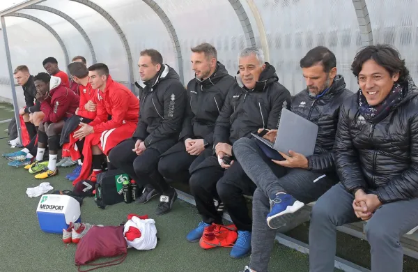 Trener Tabora Mauro Camoranesi (desno) je s pomočniki pripravljen na odločilni del prvenstva.