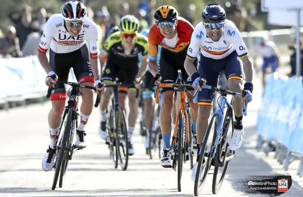 Tadej Pogačar (levo) in skoraj dve desetletji starejši Alejandro 
Valverde (desno) bi lahko krojila razplet tudi na dirki po Združenih 
arabskih emiratih. 