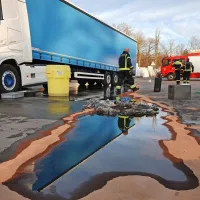 Iz rezervoarja je izteklo približno 350 litrov goriva.