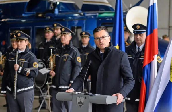Zaradi širjenja koronavirusa bo tudi Slovenija zaprla meje, če bo 
treba, oz. izvajala ukrepe, ki so primerni v takih razmerah, je 
novinarjem ob robu slovesnosti ob predaji novega helikopterja 
policijski letalski enoti na Brniku dejal predsednik vlade v odstopu 
Marjan Šarec.