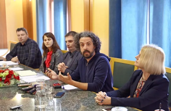 Z leve: poveljnik Civilne zaščite Mestne občine Nova Gorica Andrej 
Biaggio, direktorica Zdravstvenega doma Nova Gorica Petra 
Kokoravec, župan Klemen Miklavič,  epidemiolog Mario Fafangel z 
novogoriške izpostave NIJZ in  strokovna direktorica Splošne 
bolnišnice dr. F. Derganca Nova Gorica Dunja Savnik Winkler