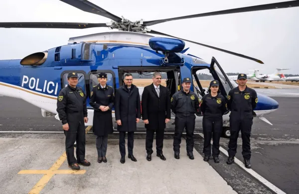 Generalna direktorica policije Tatjana Bobnar, premier Marjan 
Šarec in notranji minister Boštjan Poklukar (druga, tretji in četrti 
z leve) so se dabes ponosno postavili pred nov policijski helikopter.  
