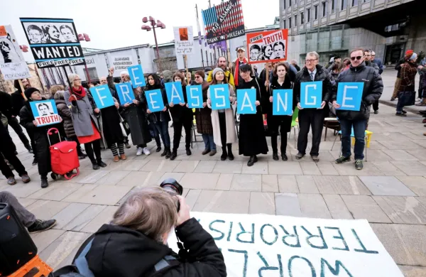 Pred britanskim veleposlaništvom v Ljubljani so danes protestniki 
zahtevali osvoboditev ustanovitelja Wikileaksa Juliana Assangea 
ter opozarjali na pomen svobode medijev in govora. 