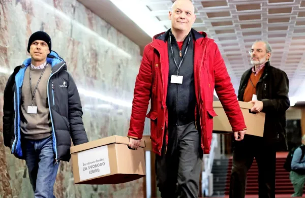 Neparlamentarna stranka Za zdravo družbo je z zbranimi 5000 
podpisi v DZ vložila predlog novele zakona o nalezljivih boleznih, 
s katero bi ukinili obvezno cepljenje in ga nadomestili s prostovoljnim.