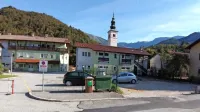 Tudi z občinskega parkirišča (desno) stanovalci ne dovolijo 
dostopa po koščku svojega zemljišča. 
