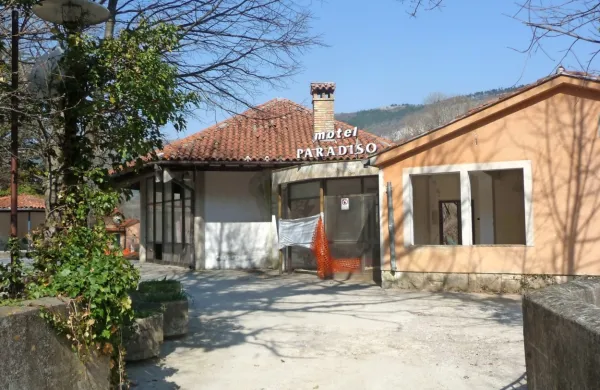 Domačini verjetno še dobro pomnijo čase, ko je v dolini Rižane 
uspešno posloval motel Paradiso, kjer so gostje na svoje krožnike 
dobili sveže postrvi iz bližnje ribogojnice.