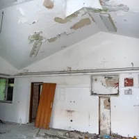Razbiti inventar, umazana notranjost, kupi odpadkov, uničen 
strop in vse instalacije - takšen je pogled v gostinski del motela.



